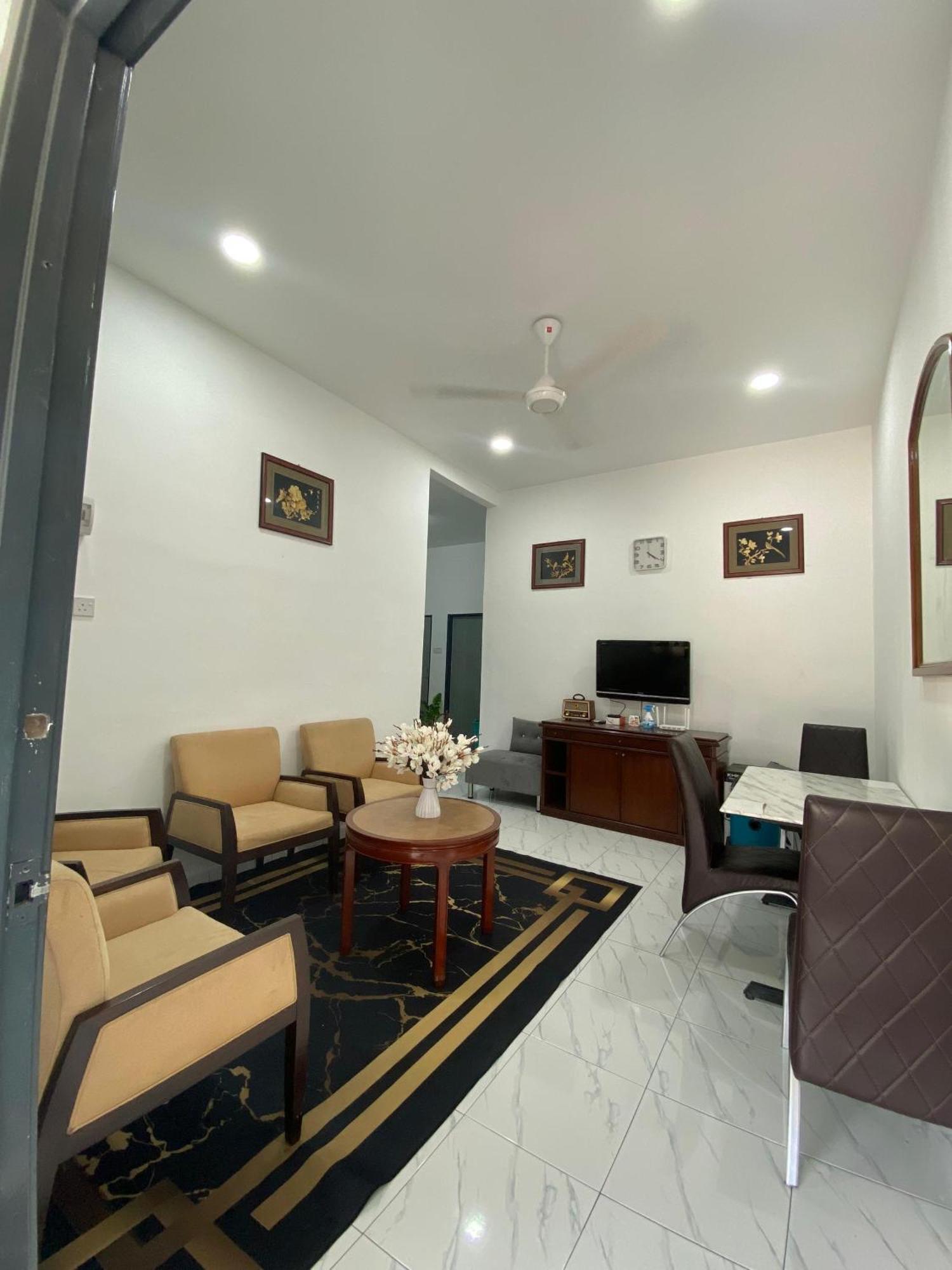 Kencana L&k Holiday home Ayer Molek
